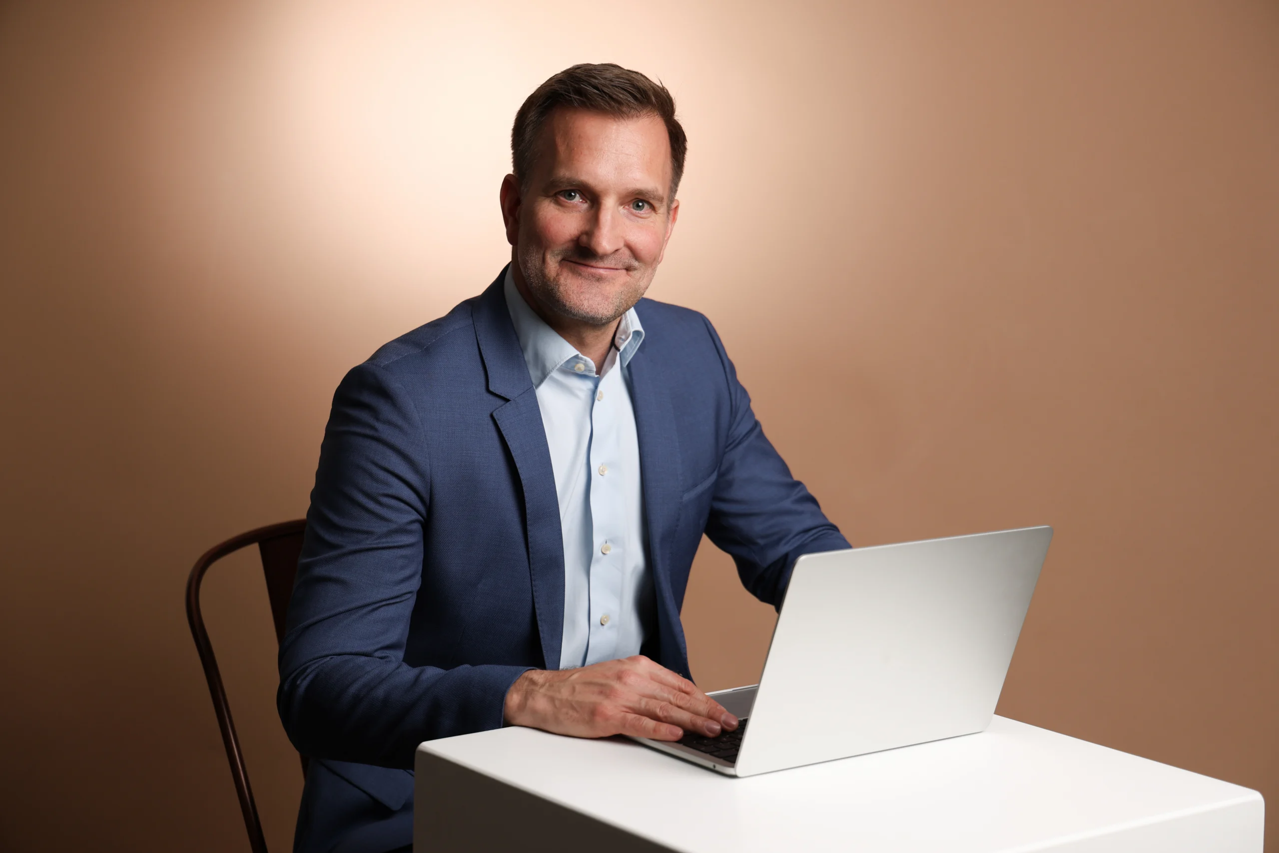 Daniel Schebesta bei der Arbeit